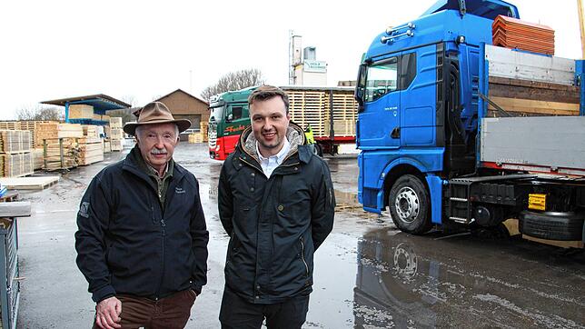 Trotz des Großbrandes, der die Hauptsäge völlig zerstört hat, blicken Erwin (links) und Axel Schmid, Senior- und Juniorchef, positiv in ...