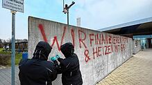 (Archivbild vom Januar 2023) Ermittler nehmen Spuren an einer vollgesprühten Mauer vor der Bodensee-Therme ab.
