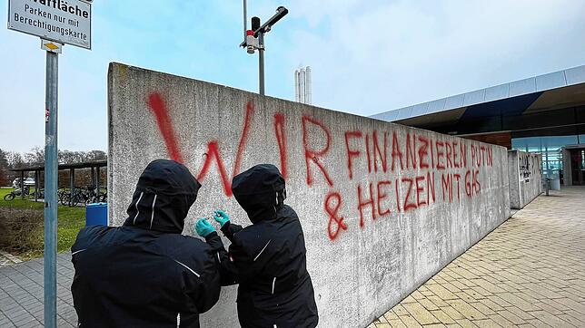 (Archivbild vom Januar 2023) Ermittler nehmen Spuren an einer vollgesprühten Mauer vor der Bodensee-Therme ab.