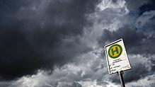 Ein Schild weist auf eine Bushaltestelle hin (Archivbild). In Tengen soll eine 14-Jährige an der Bushaltestelle Ludwig-Gerer-Straße ...
