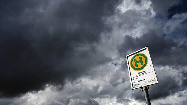 Ein Schild weist auf eine Bushaltestelle hin (Archivbild). In Tengen soll eine 14-Jährige an der Bushaltestelle Ludwig-Gerer-Straße ...