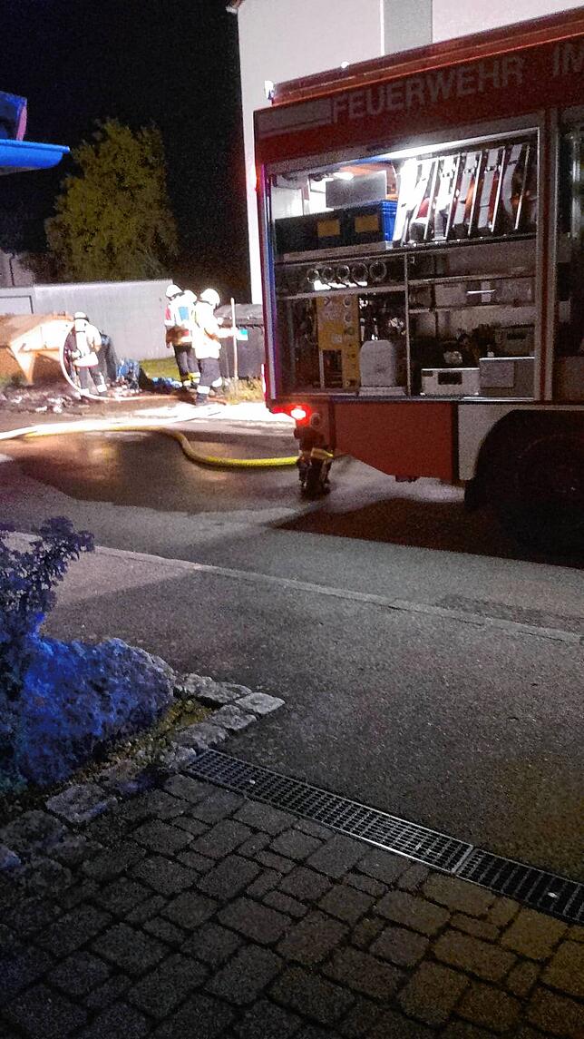 Die Feuerwehr ist schnell vor Ort und kann den Brand löschen.