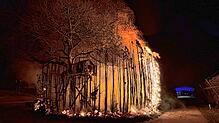 Eine fünf Meter hohe Hecke steht am Samstagabend in Ittendorf in Flammen.