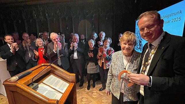Mit dem Hufeisen, das einst ihrem verstorbenen Mann Reinhard Ebersbach geschenkt worden war, reicht Jutta-Maria Ebersbach einen ...