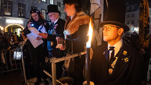 Bild 9: In Überlingen beerdigen Narren die fünfte Jahreszeit mit einem grandiosen Höhepunkt!
