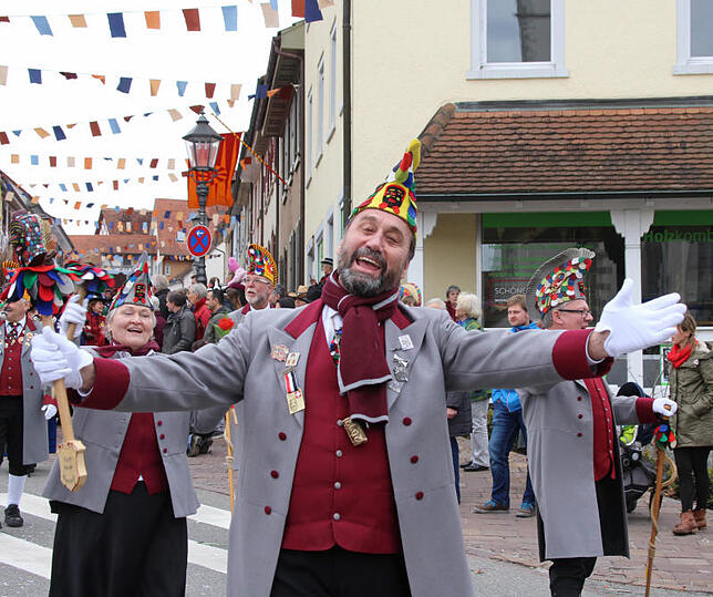 Markdorfs Zunftmeister und Narrenbüttel Dietmar Bitzenhofer (unten), oben hopst Alt-Markdorferin Susi Hops. Bilder: Stützenberger