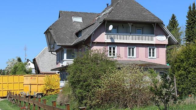 Vorarbeit für den Abriss: Der „Bonndorfer Hof“ kann sich nur noch kurz seines endgültigen Endes erwehren. Derzeit wird er entkernt. In ...