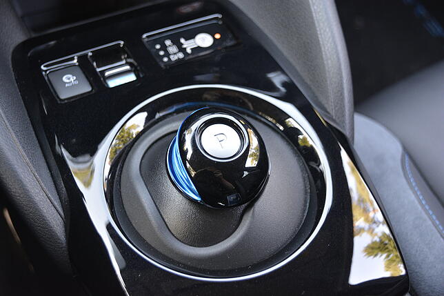 Die Mittelkonsole des Nissan Leaf gleicht in ihrer Funktion jedem anderen Fahrzeug.
