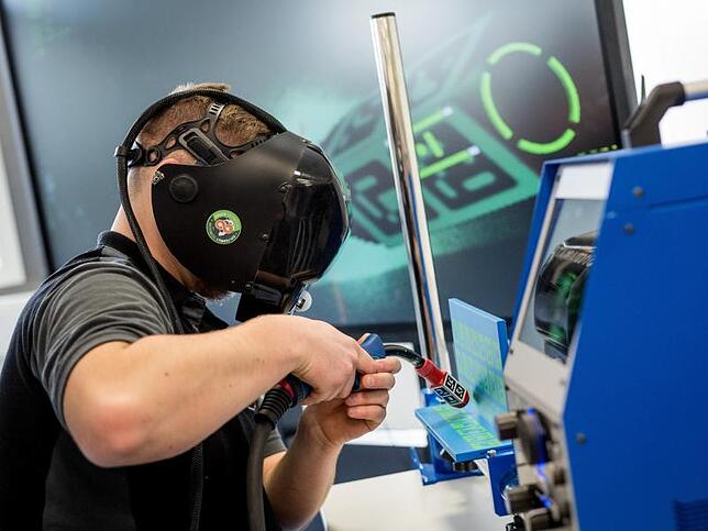 Virtual Reality Ein Auszubildender arbeitet im Daimler-Ausbildungszentrum in einem neuen Industrie-4.0-Labor an einer virtuellen Schweißmaschine.