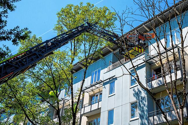 Der Trage wurde über den Balkon nach draußen befördert.