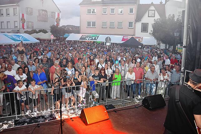 Bild 30: Bilder von der Festeröffnung des Schweizer Feiertags auf dem Gustav Hammer Platz