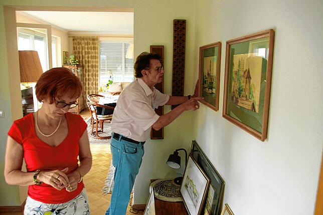 Die Karrenbauers begutachten Bilder der verstorbenen Person und ermitteln später den Wert der Kunstwerke.
