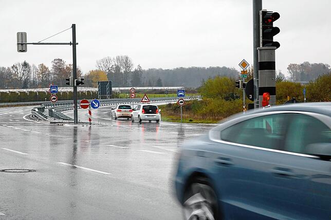 Nach Angaben der Stadt blitzt es künftig, wenn Autofahrer mehr als 70 Stundenkilometer schnell unterwegs sind oder über die rote ...