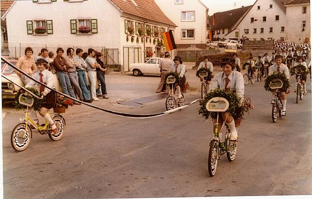 Der Radsportverein Unterbränd beim Korsofahren Anfang der siebziger Jahre.