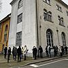 Noch bevor die Impfaktion im Bürgersaal begann, standen die Menschen rund um das Gebäude. Die Stimmung war in der Regel gut.