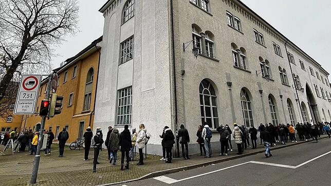 Noch bevor die Impfaktion im Bürgersaal begann, standen die Menschen rund um das Gebäude. Die Stimmung war in der Regel gut.