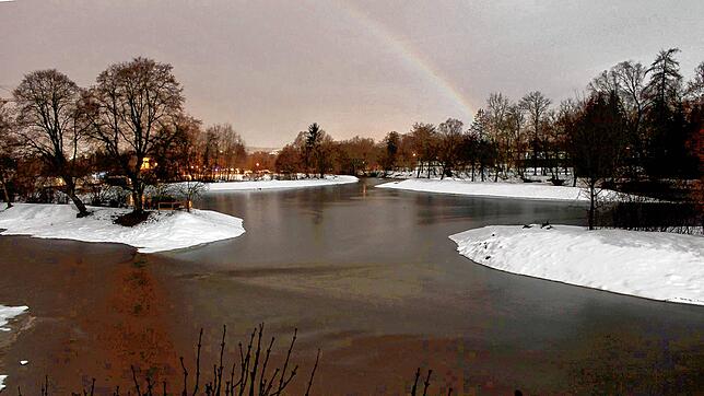 Seltener Anblick: Auf einem Bild ist sogar ein Regenbogen in der Nacht zu sehen.