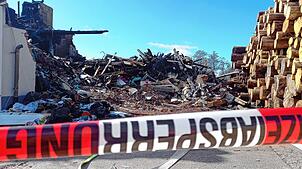 Nur Trümmer blieben im Februar von Wohn- und Betriebsgebäude nach dem Brand im Sägewerk Jehlin in Hänner.