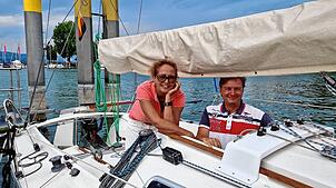 Hanna Autenrieth leitet seit 2006 ihre eigene Segelschule in Lindau-Insel. Dort unterrichtet unter anderem ihr Mitarbeiter Jens Tkotz.