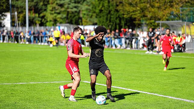 Der Türk. SV Singen (Yahya Zidan, rechts) hat die Tabellenführung in der Verbandsliga mit einem 1:0 über den Offenburger V (Jannick ...