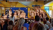 Der Schulchor der Weihermattenschule führt in der Aula das Musical „Götterolympiade“ auf. Auf der Bühne sind neben den Sängern des ...
