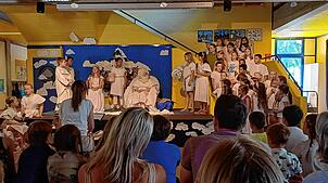 Der Schulchor der Weihermattenschule führt in der Aula das Musical „Götterolympiade“ auf. Auf der Bühne sind neben den Sängern des ...