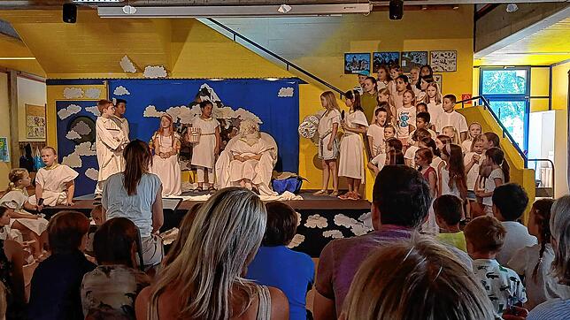 Der Schulchor der Weihermattenschule führt in der Aula das Musical „Götterolympiade“ auf. Auf der Bühne sind neben den Sängern des ...