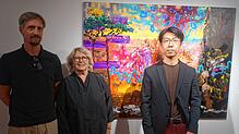Der Maler Ryo Kato (rechts) mit Luis Lenz vom Kunstverein Schopfheim und Museumsleiter Dominik Baiker. Foto: Roswitha Frey