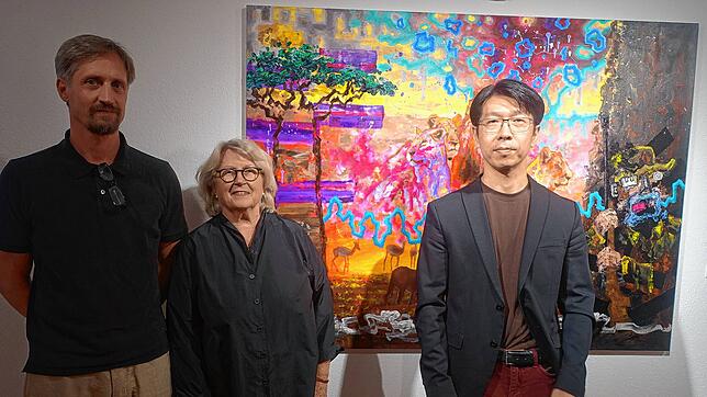 Der Maler Ryo Kato (rechts) mit Luis Lenz vom Kunstverein Schopfheim und Museumsleiter Dominik Baiker. Foto: Roswitha Frey