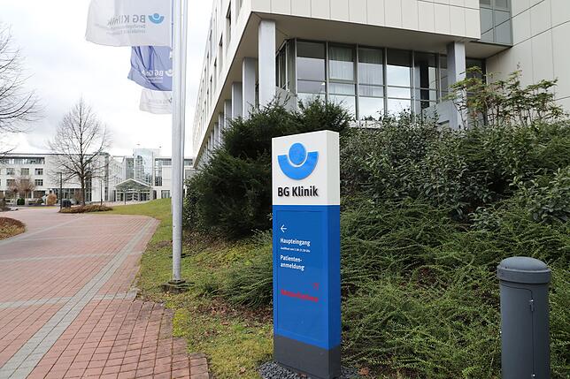 Die Klinik von außen. Im Hintergrund ist die Eingangstür.
