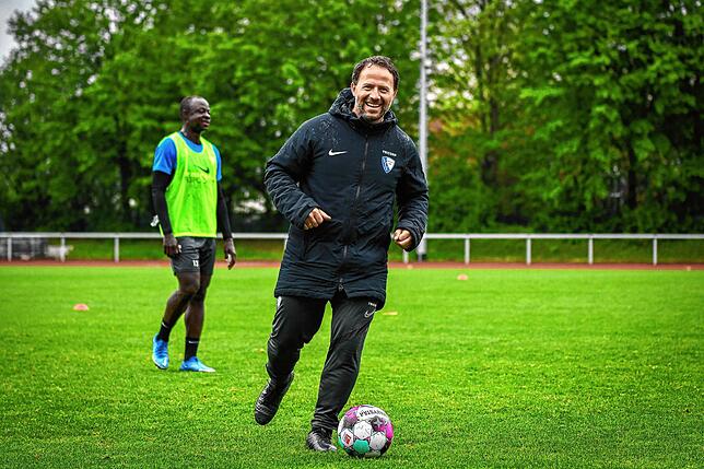 Gute Laune: Rexhep Kushutani beim Training mit den Profis des VfB Bochum.