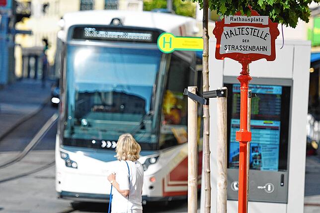 Die Straßenbahn in Gmunden im Salzkammergut verbindet den Bahnhof mit dem Stadtzentrum und hat eine fast 130-jährige Tradition. Sie ist ...