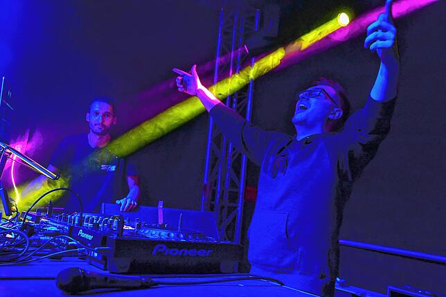 DJ Nic Kegan alias Niclas Kuntz in seinem Element. Im Stadtgarten legte der St.Georgener DJ auf und brachte die Masse zum Toben.