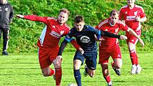 Der SV Hinterzarten (Björn Hensler, links, und Mike Ketterer) mussten sich der SG Riedöschingen/Hondingen (Sebastian Sauter, Mitte) 0:1 ...