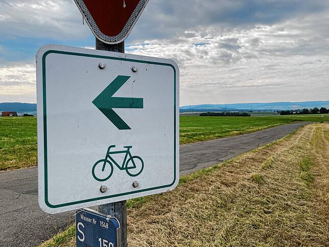 Der übliche Radweg macht keinen mehrfachen Schlenker über den steilen Hang in Aasen.