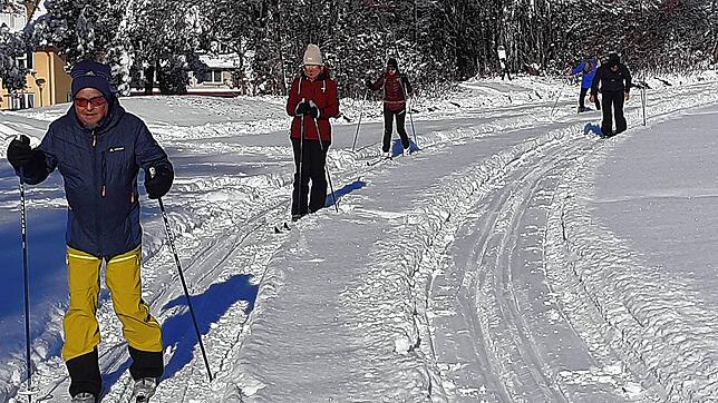 Frisch gespurte Loipen laden Wintersportler ein. Bild: Hartmut Ferenschild