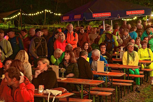 Bild 12: Röthenlochfest: Faszinierende Leuchtfiguren und gute Stimmung