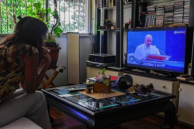 27. März 2020: Wegen der Corona-Pandemie spendet Papst Franziskus den „Urbi et Orbi“-Segen erstmalig auf einem menschenleeren ...