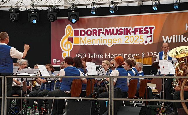 Bild 29: Dorf-Musik-Fest in Menningen mit buntem Programm und toller Stimmung: 850 Jahre Menningen und 125 Jahre Musikkapelle
