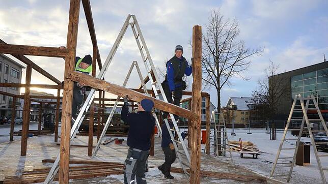 Zimmerleute bauen die Reste der Almhütte auf dem Singener Rathausplatz ab. Damit ist der Weihnachtsmarkt 2016 endgültig Vergangenheit.