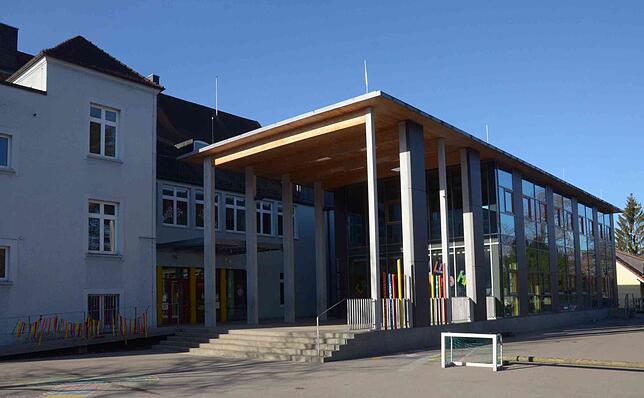 Der vor gut einem Jahrzehnt entstandene Mensa-Anbau wird erweitert, sodass eine Aula entsteht. Das Regendach zum Unterstellen für die ...