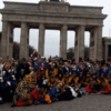 Die bunte Narrenschar stellt sich zu einem Gruppenfoto vor das Brandenburger Tor. Danach gibt es einen kleinen Umzug.