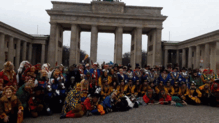Die bunte Narrenschar stellt sich zu einem Gruppenfoto vor das Brandenburger Tor. Danach gibt es einen kleinen Umzug.