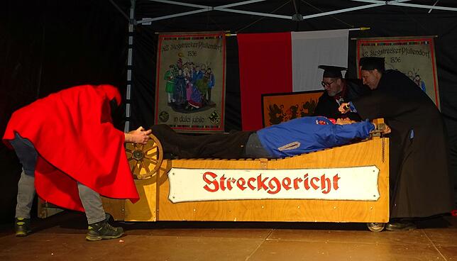 &bdquo;Streckt ihn&ldquo;, lautete die Aufforderung von Richter Andreas Narr und Ankläger Oliver Ritter (von rechts).
