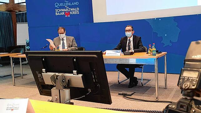VS-OB Jürgen Roth und Landrat Sven Hinterseh bei der Corona-PK im Landratsamt.