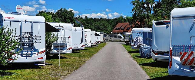 In Reih und Glied: Der Wohnmobilstellplatz in Kressbronn-Tunau, hier ein Foto am Feiertag Christi Himmelfahrt.