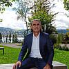 Auf der Bank im Park vor der evangelischen Kirche und der Schule Schloss Gaienhofen: Hier hat Frank Schweitzer am ...