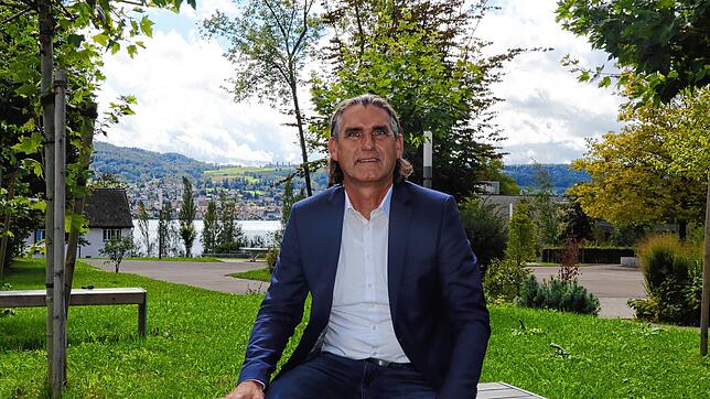 Auf der Bank im Park vor der evangelischen Kirche und der Schule Schloss Gaienhofen: Hier hat Frank Schweitzer am ...