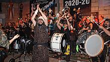 Mit den Rufen &bdquo;Who let the Hedos out?&ldquo; hießen die Gäste die Herdwanger Guggenmusik &bdquo;Hedos&ldquo; willkommen. ...