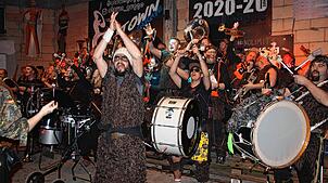 Mit den Rufen &bdquo;Who let the Hedos out?&ldquo; hießen die Gäste die Herdwanger Guggenmusik &bdquo;Hedos&ldquo; willkommen. ...